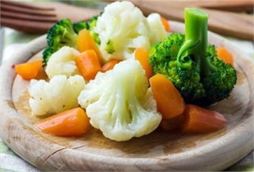 Luộc rau nước sôi hay nước lạnh, cứ làm thêm bước này rau xanh mướt giòn sần sật, loại hết thuốc tăng trưởng